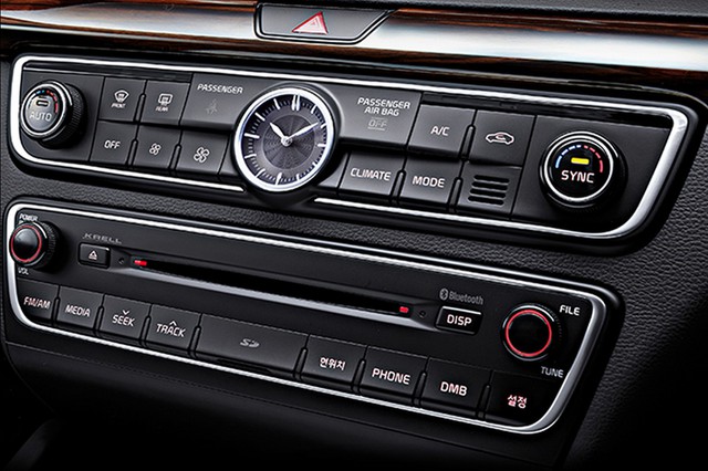 
Bên trong Kia K7 thế hệ mới có những trang thiết bị tùy chọn như hệ thống âm thanh Krell, màn hình hiển thị thông tin lên kính chắn gió, 3 loại da bọc ghế khác nhau và phụ kiện ốp gỗ sang trọng. Kia K7 thế hệ mới cũng có đồng hồ cơ chỉ giờ như xe sang.
