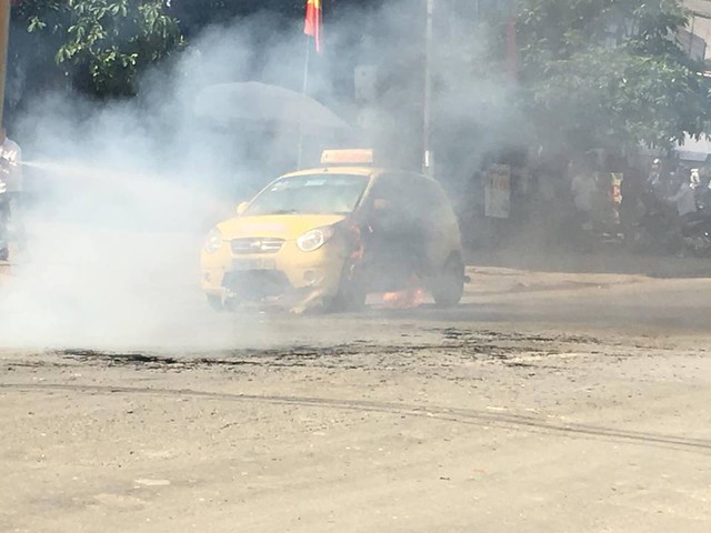 
Chiếc Kia Morning bốc cháy gần nghĩa trang Xuân Mai. Ảnh: Otofun
