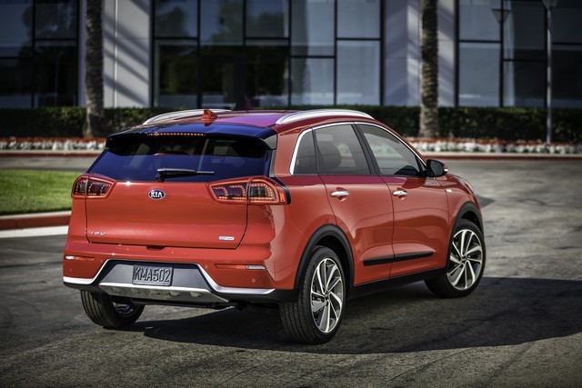 Hiện hãng Kia vẫn giữ kín thông số vận hành của Niro Hybrid 2017. Thay vào đó, hãng Kia chỉ xác nhận Kia Niro Hybrid 2017 có lượng nhiên liệu tiêu thụ trung bình 4,7 lít/100 km.