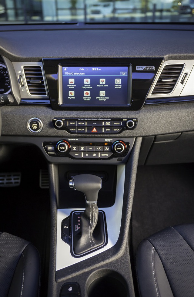 Các kỹ sư của hãng Kia đã tập trung vào việc giảm tiếng ồn và tình trạng rung giật cho Niro Hybrid 2017 để mang đến cảm giác thoải mái nhất cho người ngồi. Giải pháp của hãng Kia là dùng kính chắn gió cách âm, bệ đỡ động cơ được thiết kế đặc biệt và trục truyền động có chiều dài bằng nhau.