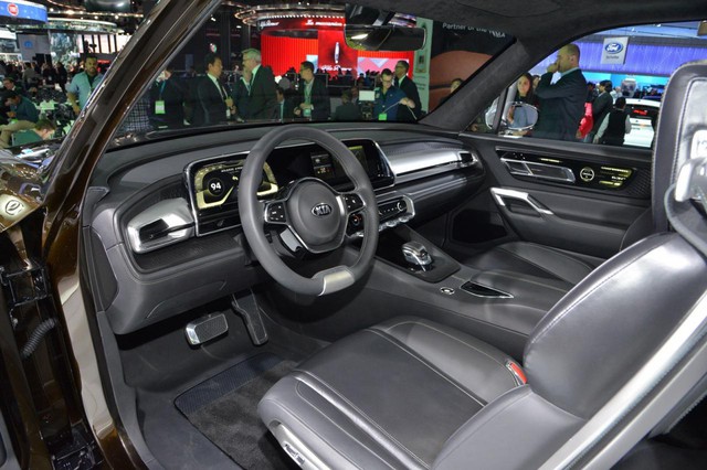
Hiện hãng Kia chưa công bố kế hoạch đưa mẫu SUV 7 chỗ cỡ lớn này lên dây chuyền sản xuất thương mại. Thay vào đó, Kia vốn có truyền thống sản xuất các mẫu ô tô lấy cảm hứng thiết kế từ xe concept. Do đó, trong tương lai, Kia có thể tung ra thị trường một mẫu SUV cỡ lớn mới với cảm hứng từ Telluride.
