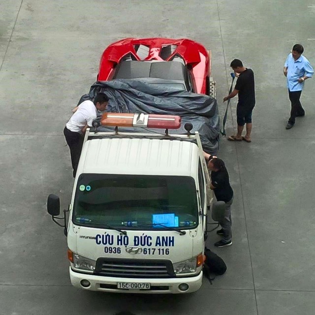 
Chiếc siêu xe Lamborghini Aventador Roadster được đưa lên xe cứu hộ để từ Hải Phòng đi Hà Nội. Ảnh: Siêu xe đặt chân trên đất Quảng Ninh
