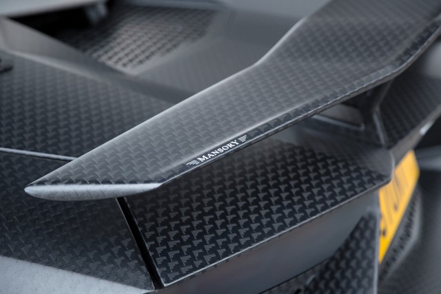 
Bên cạnh thiết kế độc đáo, Lamborghini Aventador SV J.S. 1 Edition cũng được trang bị nhiều chi tiết bằng sợi carbon khác để giảm trọng lượng 45 kg so với xe tiêu chuẩn.
