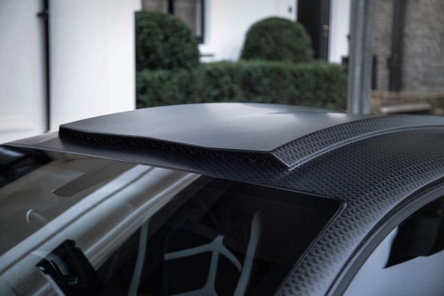 
Những điểm nhấn đáng chú ý khác của Lamborghini Aventador SV J.S. 1 Edition bao gồm cánh gió sau cỡ lớn hơn, bộ khuếch tán đậm chất thể thao và hốc gió trên trần xe.
