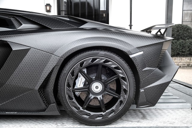 
Trái tim của Lamborghini Aventador SV J.S. 1 Edition vẫn là khối động cơ V12, dung tích 6,5 lít. Tuy nhiên, hãng Mansory đã tối ưu hóa bộ điều khiển động cơ ECU, bổ sung lọc gió hiệu suất cao và hệ thống xả thể thao mới.
