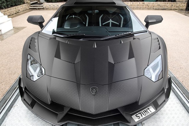 
Chiếc siêu xe Lamborghini Aventador SV J.S. 1 Edition được chế tạo với cảm hứng từ người anh em Veneno. Xe đi kèm những chi tiết bằng sợi carbon chế tạo riêng như đầu xe mới và cánh lướt gió trước.
