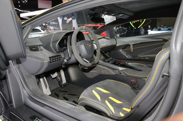 
Bản thân không gian nội thất của Lamborghini Centenario cũng được thay đổi đáng kể. Trên cụm điều khiển trung tâm có màn hình cảm ứng 10,1 inch đồ sộ, tương thích với ứng dụng Apple CarPlay và lướt web. Quan trọng hơn, hệ thống có phần mềm viễn tin tích hợp sẽ phát huy tác dụng khi xe chạy trên đường đua.
