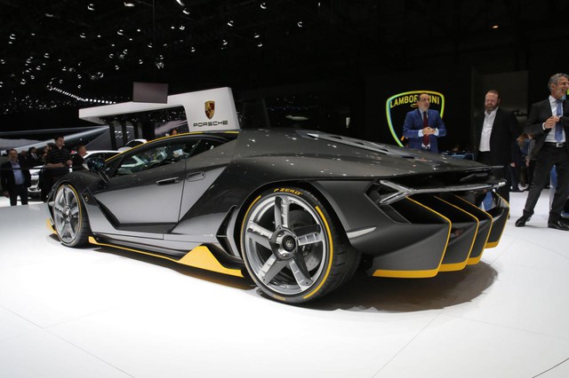 
Phần thân vỏ của Lamborghini Centenario không chỉ đơn thuần được cải tiến để trông hầm hố hơn. Bên cạnh đó, phần thân vỏ của Lamborghini Centenario còn có thiết kế khí động học hơn.
