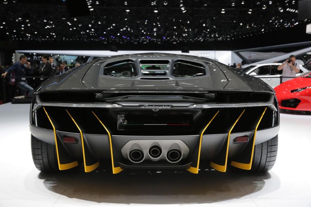 
Hãng Lamborghini đã trang bị cánh gió đuôi cỡ lớn và mở rộng phía sau cho Centenario để tăng lực ép xuống đất khi xe chạy ở tốc độ cao.
