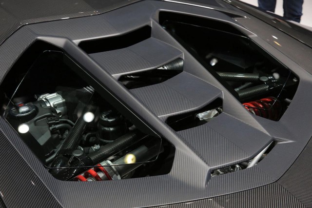 
Chưa hết, hãng Lamborghini còn trang bị hệ thống lái cầu sau và nâng cấp động cơ cho Centenario. Trái tim của Lamborghini Centenario là khối động cơ V12, hút khí tự nhiên, dung tích 6,5 lít tương tự Aventador. Tuy nhiên, động cơ tạo ra công suất tối đa 770 mã lực, giúp Lamborghini Centenario tăng tốc từ 0-100 km/h trong 2,8 giây.
