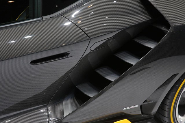 
Hãng Lamborghini dự định chỉ sản xuất đúng 40 chiếc Centenario, chia đều cho 2 kiểu dáng coupe và mui trần. Hiện toàn bộ những chiếc Lamborghini Centenario đều đã có người mua dù sở hữu giá bán lên đến 1,75 triệu Euro, tương đương 1,9 triệu USD và 42,4 tỷ Đồng.
