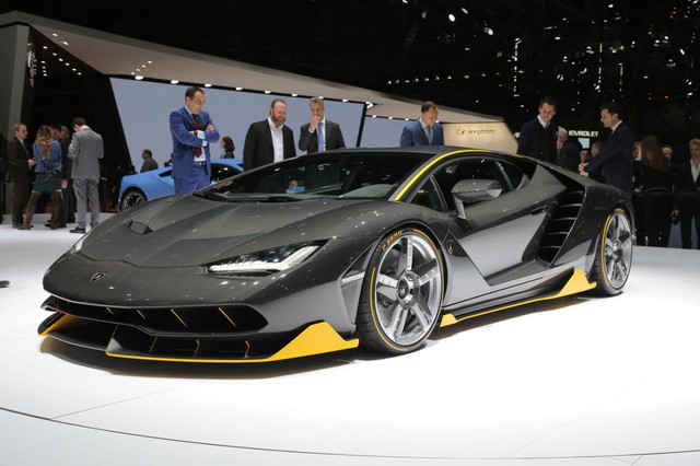 
Đúng như thông tin từ trước đó, Centenario là siêu xe ra đời để kỷ niệm 100 năm ngày sinh của nhà sáng lập Ferrucio Lamborghini. Đây đồng thời cũng là siêu xe Lamborghini mạnh nhất từ trước đến nay.
