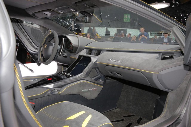 
Trên xe còn có 2 camera để ghi lại toàn bộ hoạt động của Lamborghini Centenario. Nằm dưới nắp capô là cốp đựng đồ có đủ chỗ cho 2 chiếc mũ bảo hiểm.
