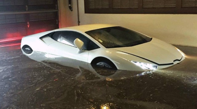 
Chiếc siêu xe Lamborghini Huracan màu trắng bị ngập nước quá bánh tại San Diego vào hồi tháng 9/2015.
