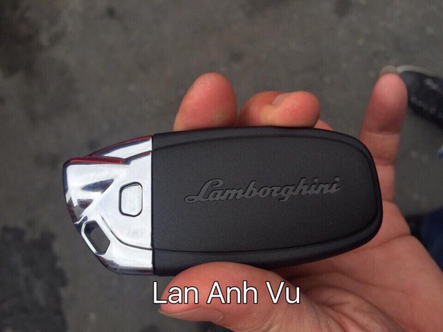 
Cận cảnh chìa khóa của Lamborghini Huracan LP580-2. Ảnh: Lan Anh Vu

