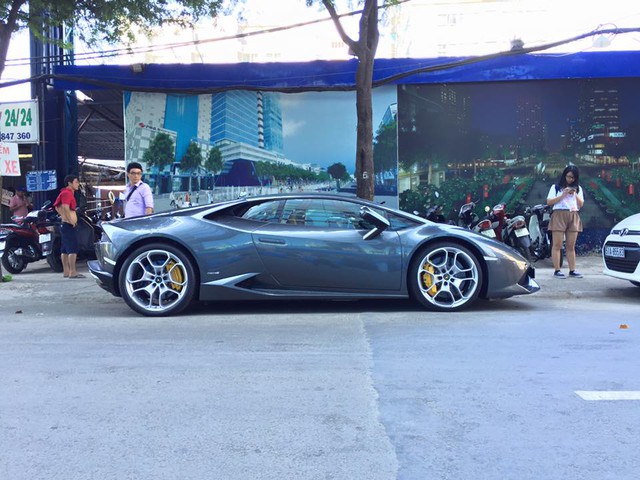 Chiếc siêu xe Lamborghini Huracan chính hãng đã được đưa về nước vào hồi tháng 12/2014. Sau đó, chiếc siêu xe này đã được đưa đến một số sự kiện để trưng bày và tìm khách mua. Tuy nhiên, mãi đến tháng 10/2015, chiếc siêu xe Lamborghini Huracan chính hãng mới được một đại gia Sài Gòn rước về dinh.