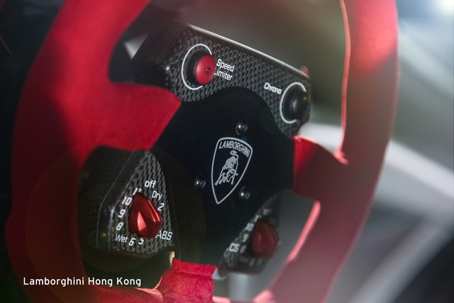 
Hiện chưa rõ giá bán của Lamborghini Sesto Elemento tại Hồng Kông. Trong khi đó, tại thị trường nước ngoài, Lamborghini Sesto Elemento có giá khoảng 2,2 - 2,9 triệu USD.
