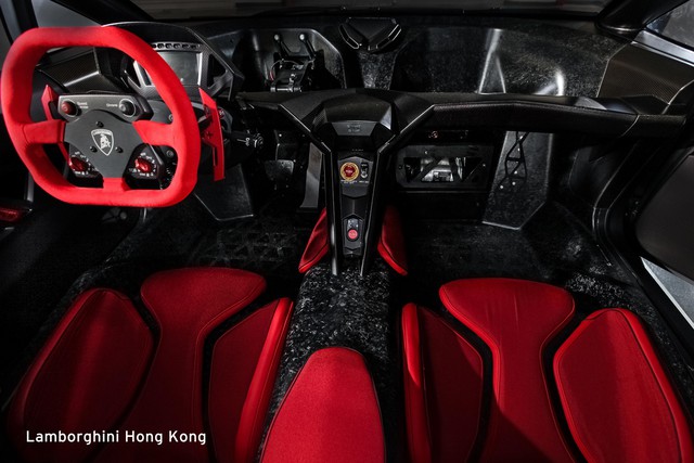 
Ngoài ra, Lamborghini Sesto Elemento còn sở hữu tỷ lệ công suất/trọng lượng chỉ 1,7 kg/mã lực cực ấn tượng. Sức mạnh được truyền tới cả 4 bánh thông qua hộp số e.gear 6 cấp.
