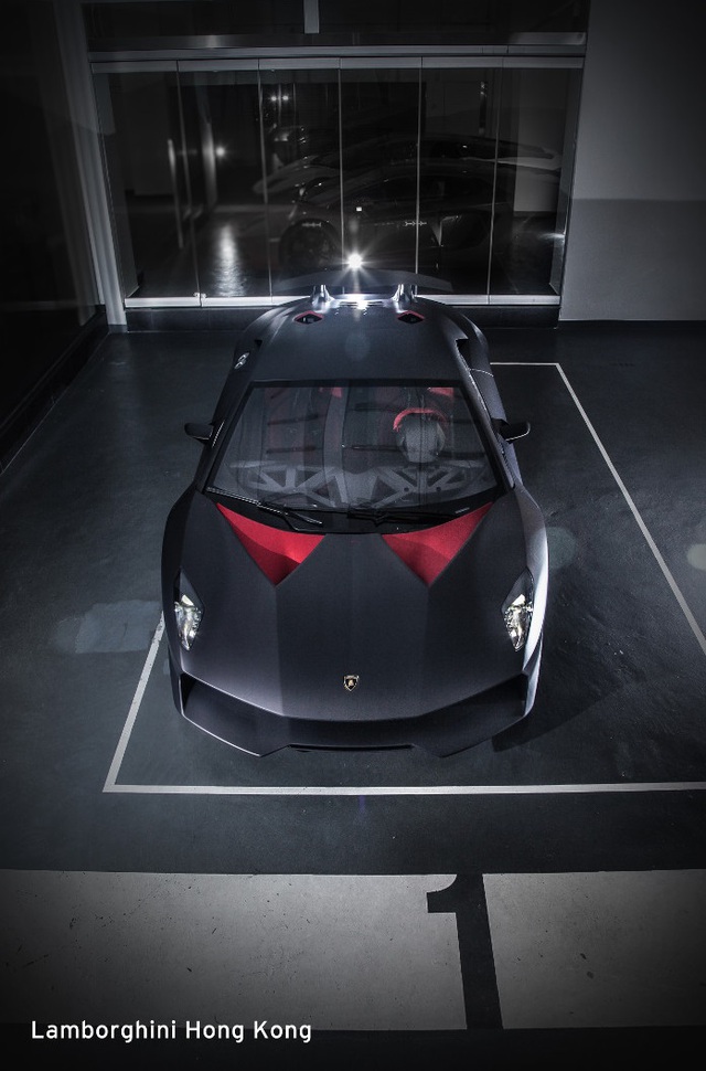 
Tạm thời, Lamborghini Hồng Kông vẫn từ chối tiết lộ thông tin cụ thể về chiếc Sesto Elemento này. Tuy nhiên, tương tự những chiếc khác, siêu phẩm Lamborghini Sesto Elemento mới về Hương Cảng chắc chắn cũng đi kèm bộ khung liền thân bằng sợi carbon. Bên cạnh đó là thân vỏ bằng nhựa gia cố sợi carbon CFRP, tương tự trục truyền động.
