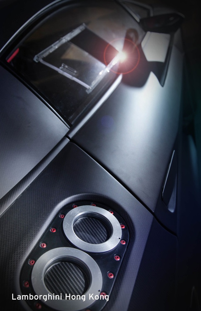 
Chưa hết, Lamborghini Sesto Elemento còn đi kèm vành la-zăng bằng sợi carbon, hệ thống phanh gốm-carbon và ống xả làm từ hợp chất thủy tinh-gốm tiên tiến. Tất cả kết hợp lại giúp Lamborghini Sesto Elemento chỉ nặng đúng 999 kg.
