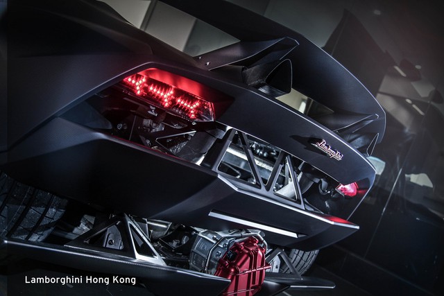 
Trái tim của Lamborghini Sesto Elemento là khối động cơ V10, hút khí tự nhiên, dung tích 5,2 lít, sản sinh công suất tối đa 562 mã lực và mô-men xoắn cực đại 398 lb-ft. Những con số này nghe có vẻ không nhiều so với tiêu chuẩn hiện nay. Tuy nhiên, động cơ vẫn giúp Lamborghini Sesto Elemento tăng tốc từ 0-100 km/h trong 2,5 giây và đạt vận tốc tối đa hơn 300 km/h.
