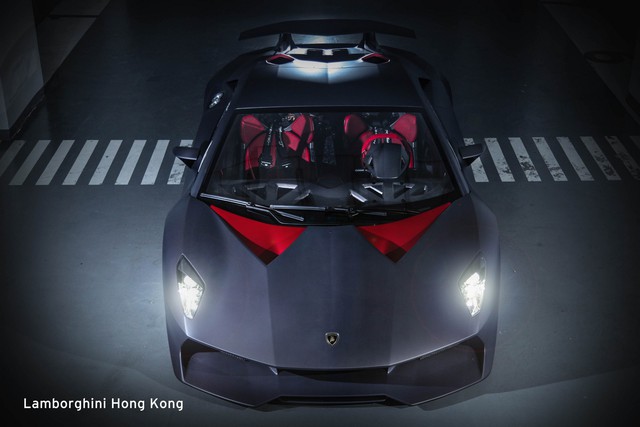 
Mới đây, hãng Lamborghini đã bất ngờ chuyển chiếc siêu xe Sesto Elemento cực hiếm đến một khách hàng giàu có tại Hồng Kông. Đây là 1 trong số đúng 20 chiếc siêu xe Lamborghini Sesto Elemento được sản xuất và bán ra toàn thế giới.
