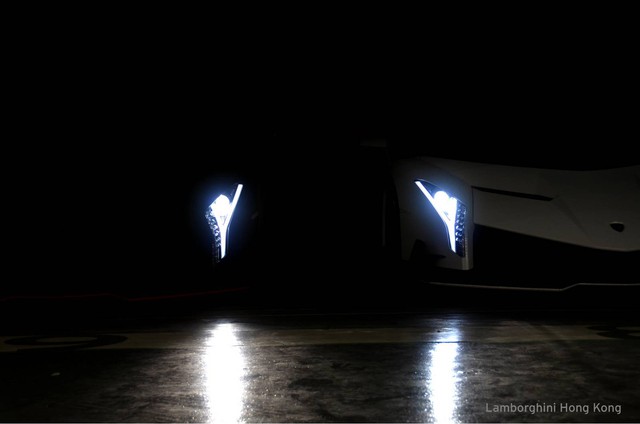 
Siêu xe Lamborghini Veneno Roadster đã lần đầu tiên ra mắt khách hàng Hồng Kông vào hồi tháng 1/2015. Ngay sau buổi ra mắt, 1 trong số tổng cộng 9 chiếc siêu xe Lamborghini Veneno xuất xưởng trên toàn thế giới đã theo chủ nhân mới về nhà tại Hồng Kông.
