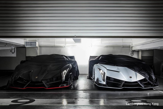 
Hiện hãng Lamborghini vẫn từ chối tiết lộ danh tính hai đại gia may mắn tại Hồng Kông vì muốn tôn trọng quyền riêng tư của khách hàng. Tuy nhiên, hình ảnh long lanh của cặp đôi siêu xe Lamborghini Veneno Roadster tại Hồng Kông vẫn khiến nhiều người thầm ghen tị với hai đại gia xứ Hương Cảng.
