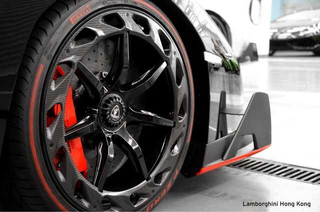 
Dù trong hình hài nào, siêu xe Lamborghini Veneno cũng sử dụng động cơ V12, dung tích 6,5 lít, sản sinh công suất tối đa 750 mã lực.
