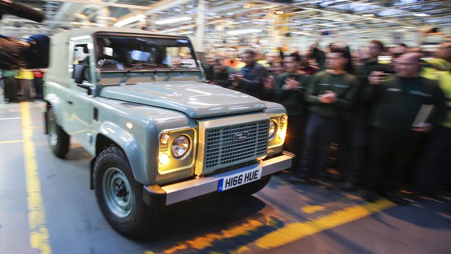 
Cuối cùng thì triều đại của dòng xe việt dã biểu tượng Land Rover Defender cũng đến ngày kết thúc. Hôm qua, ngày 29/1/2016, hãng Land Rover đã chính thức dừng sản xuất dòng xe Defender nổi tiếng sau 68 năm không nghỉ.
