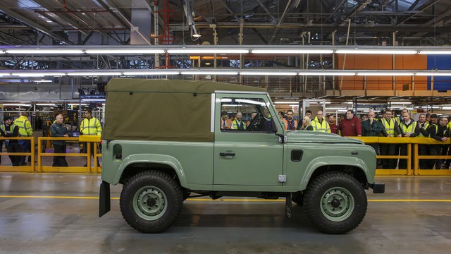 
Trong suốt 68 năm qua, hãng Land Rover đã lắp ráp tổng cộng hơn 2 &nbsp;triệu chiếc Defender. Theo hãng Land Rover, Defender sẽ nói lời tạm biệt để nhường chỗ cho một dòng xe hoàn toàn mới.
