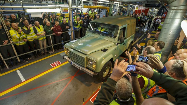 
Để tạm biệt Defender huyền thoại, hãng Land Rover đã tổ chức một buổi lễ kỷ niệm tại nhà máy ở Solihull, Anh. Tại đây, 700 nhân viên, cả đương thời lẫn đã nghỉ việc, cùng nhau vây quanh chiếc Land Rover Defender cuối cùng xuất xưởng.
