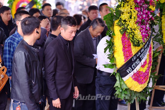 
MC Anh Tuấn là thành viên ban tổ chức đám tang ca sỹ Trần Lập cũng xuống cùng các anh em câu lạc bộ mô tô Triumph để vào viếng.

