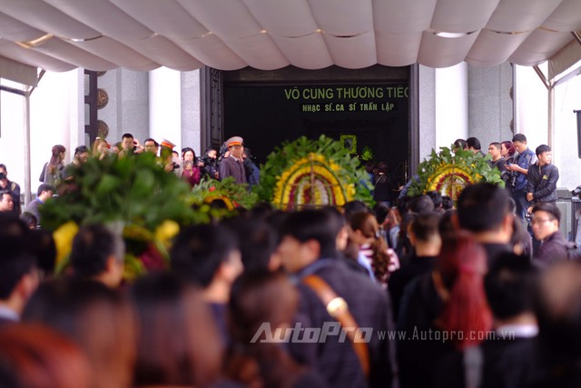 
Đúng 7 giờ ngày hôm nay, 23/3/2016, lễ viếng ca sỹ, nhạc sỹ và biker Trần Lập đã diễn ra tại nhà tang lễ Bộ Quốc phòng...
