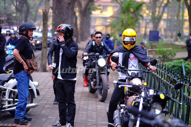 
Các biker nhanh chóng tìm chỗ để xe và xếp hàng vào viếng ca sỹ Trần Lập.
