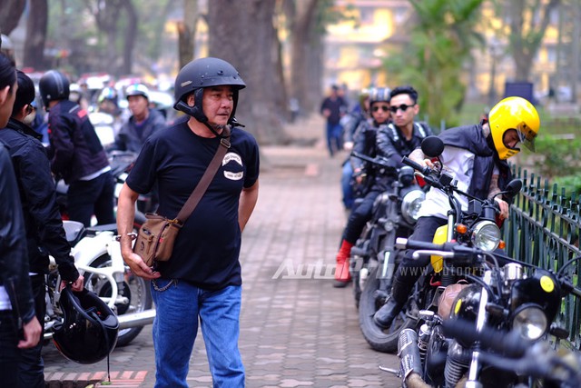 
Anh Trần Quang Vinh, chủ tịch câu lạc bộ Harley-Davidson, cũng sớm có mặt cùng các anh em biker khác trong lễ viếng Trần Lập.
