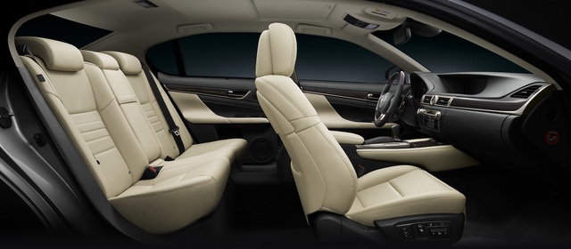 
Chưa hết, Lexus GS350 2016 còn có màn hình hiển thị thông tin lên kính chắn gió HUD, ghế trước/sau sưởi ấm và bọc da semi-aniline. Trong đó, ghế lái và ghế hành khách phía trước điều chỉnh điện 18 hướng, nhớ 3 vị trí, điều chỉnh độ phồng lưng ghế cùng khoảng trượt 260 mm.

