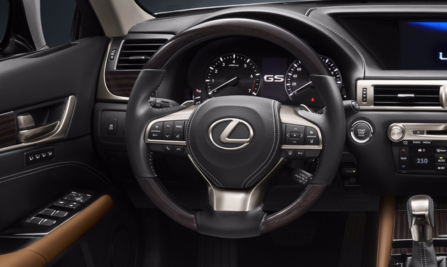 
Bước vào bên trong Lexus GS350 2016, người dùng sẽ thấy vô lăng gọn và thể thao hơn. Vô lăng được bọc da và ốp gỗ, mạ bạc trang trí đồng thời tích hợp lẫy gạt chuyển số.
