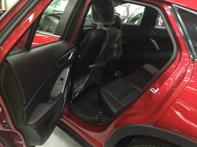 
Những tấm hình chụp lén khác cho thấy Mazda CX-4 được trang bị nội thất bọc da, tạo cảm giác cao cấp và giống CX-3.
