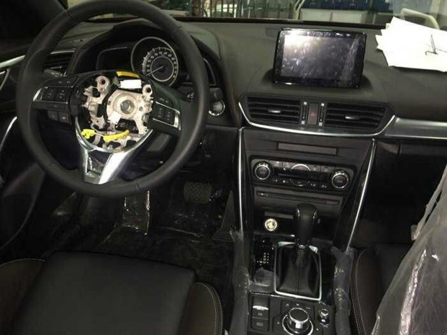 
Bên trong Mazda CX-4 có bảng táp-lô tương tự Mazda3. Những chi tiết quen thuộc của Mazda CX-4 bao gồm cụm đồng hồ, vô lăng, cửa gió điều hòa, cần số, núm chỉnh điều hòa tự động 2 vùng và màn hình cảm ứng của hệ thống thông tin giải trí MZD. Ngoài ra, Mazda CX-4 còn có phanh đỗ xe điện tử, tương tự Mazda6 và CX-5.
