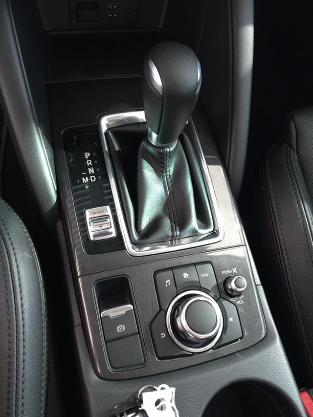 
Cận cảnh cần số và cụm điều khiển trung tâm. Ảnh: Mazda Club Saigon
