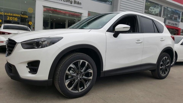  Với động cơ 2,5 lít mới, nhiều người dự đoán Mazda CX-5 2016 sẽ khiến cuộc chiến cạnh tranh với kỳ phùng địch thủ Honda CR-V thêm khốc liệt. Trước đây, Honda CR-V có ưu thế hơn Mazda CX-5 vì được trang bị động cơ 4 xy-lanh, dung tích 2,4 lít. Trong khi đó, Mazda CX-5 cũ chỉ có động cơ 4 xy-lanh, dung tích 2.0 lít. Ở phiên bản 2016, Mazda CX-5 sẽ thay đổi điều này vì có thêm động cơ 2,5 lít mới. 