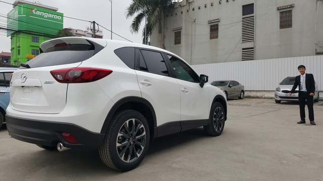 
So với phiên bản 2.0, Mazda CX-5 2.5L AWD 2016 không có gì khác biệt về thiết kế. Thay đổi rõ ràng nhất của Mazda CX-5 2.5L AWD 2016 nằm ở động cơ và trang thiết bị bên trong.
