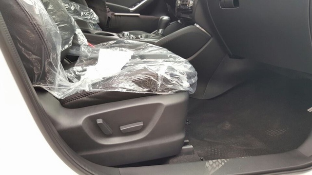 
Bên trong Mazda CX-5 2.5L AWD 2016 có thêm ghế trước chỉnh điện hoàn toàn. Trong khi đó, trên bản 2.0, chỉ có ghế người lái chỉnh điện.
