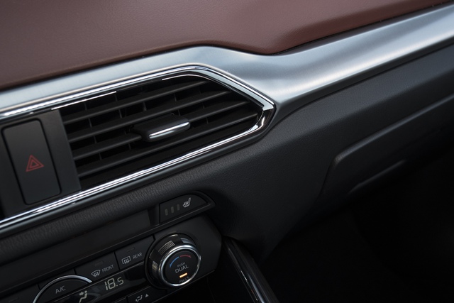 
Bản trang bị thứ ba của Mazda CX-9 2017 là Grand Touring có giá 40.170 USD, tương đương 895 triệu Đồng. Bản trang bị này có hệ thống chiếu sáng phía trước thích ứng, giá chằng đồ trên nóc xe và bộ vành hợp kim 20 inch. Đó là chưa kể đến bộ phụ kiện trang trí bằng nhôm và ghế người lái nhớ vị trí bên trong xe.
