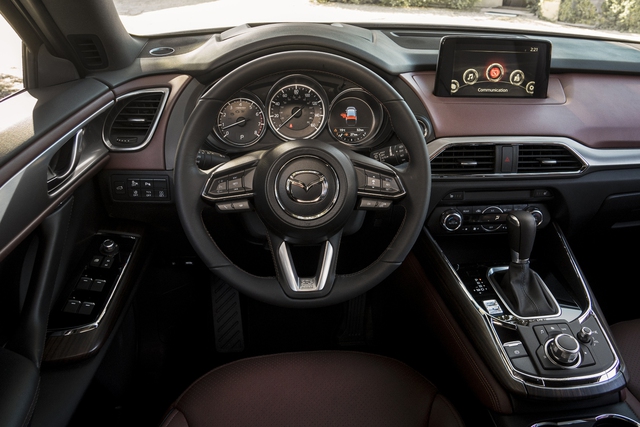 
Nếu chi thêm số tiền 1.745 USD, tương đương 39 triệu Đồng, khách hàng Mỹ có thể trang bị thêm gói Touring Premium Package, bao gồm cần gạt kính chắn gió cảm ứng mưa, đèn pha tự động, đèn sương mù LED, cửa sổ trời, dàn âm thanh Bose 12 loa và hệ thống định vị vệ tinh toàn cầu GPS, cho Mazda CX-9 2017.
