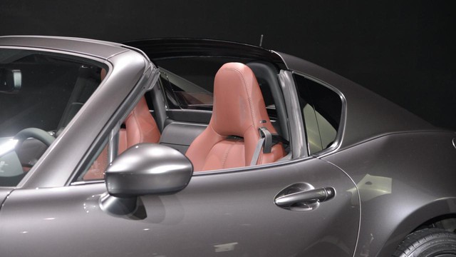 Dự kiến, Mazda MX-5 RF sẽ có mặt trên thị trường trong thời gian tới dưới dạng phiên bản 2017. Hiện giá bán của Mazda MX-5 RF chưa được công bố.