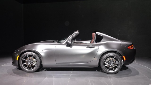 
Với Mazda MX-5 thế hệ mới tiêu chuẩn, người lái phải đóng/mở mui nỉ bằng tay. Trong khi đó, Mazda MX-5 RF mới cho phép người lái đóng/mở mui bằng cách bấm nút.
