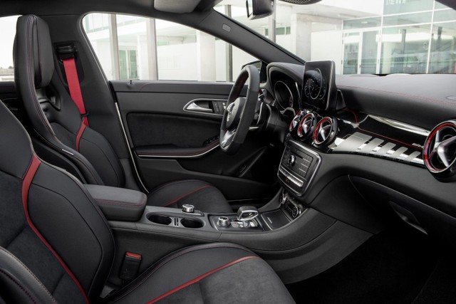 
Bên trong Mercedes-AMG CLA45 2016 có ghế bọc da Artico tiêu chuẩn với những đường màu đỏ đối lập, hệ thống thông tin giải trí với màn hình 8 inch đứng độc lập trên bảng táp-lô, dàn âm tahnh Audio 20 USB tiêu chuẩn và Command Online tùy chọn.
