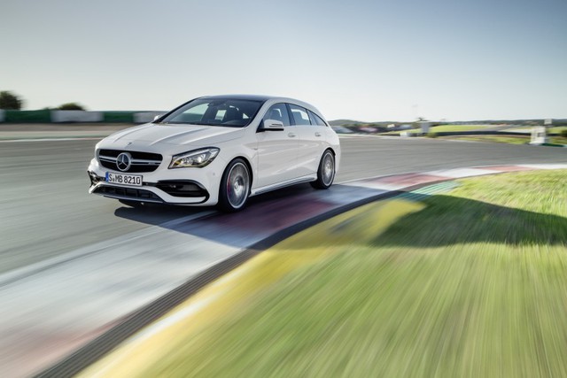 
Theo nhà sản xuất, Mercedes-AMG CLA45 2016 có thể tăng tốc từ 0-100 km/h trong 4,2 giây với phiên bản coupe. Con số tương ứng của phiên bản Shooting Brake là 4,3 giây. Vận tốc tối đa của Mercedes-AMG CLA45 2016 vẫn là 250 km/h. Trong khi đó, lượng nhiên liệu tiêu thụ trung bình là 6,9 lít/100 km.
